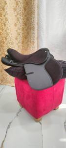 Sillín de equitación inglés profesional de cuero sintético con armazón de madera y doble banda de vientre para equitación de resistencia - Product Image 1