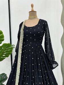 Présentation du nouveau fil de faux georgette de créateur avec haut et pantalon de travail à broderie séquentielle avec bordure en dentelle à quatre côtés Dupatta - Product Image 4
