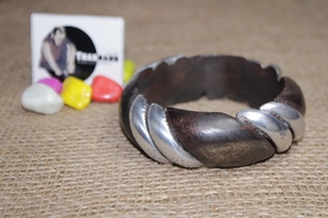 Bracelet en bois brun traditionnel pour femmes avec bracelets à la mode en aluminium - Product Image 3