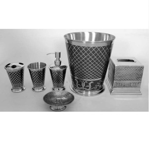 Ensemble de coiffeuse de salle de bain en métal cannelé doré poli et laiton en tôle Ensemble de salle de bain élégant Accessoires de salle de bain modernes abordables - Product Image 5