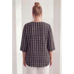 Blusa de Mujer Talla Grande con Estampado Abstracto, Color Negro - Product Image 4
