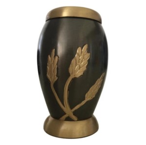 Hermoso diseño de trigo Urnas de cremación de latón India Venta al por mayor Accesorios funerarios Urnas de metal para adultos con precios bajos - Product Image 1