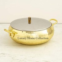 Casserole et chauffe-plats en métal de couleur rose indienne avec poignée et couvercle en laiton de couleur or poli brillant