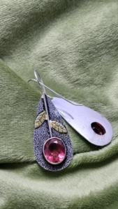 Boucles d'oreilles en argent sterling 925 avec pierre précieuse tourmaline rose, design de feuille texturée, bijoux cadeau pour elle - Product Image 3