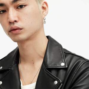 แจ็กเก็ตหนัง PU สำหรับผู้ชายยอดนิยมฤดูใบไม้ร่วงคอตั้งทันสมัยมีซิปปักลายแฟชั่นราคาไม่แพง - Product Image 5