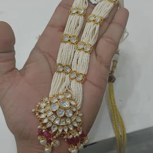 Collier Kundan à perles vertes multicouches avec perles et boucles d'oreilles Bijoux de mariée et de fête pour les grandes occasions - Product Image 1