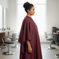 SUNSTAR IMPEX Cape de Coiffure Marron en Polyester Résistante à l'Eau Écologique Confortable pour Salon de Barbier 160x140cm avec Bouton Pression au Cou