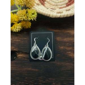 Boucles d'oreilles pendantes en forme de goutte d'eau, en argent sterling et en os de buffle blanc, fabriquées à la main par des artisans Navajo - Product Image 1