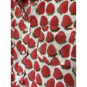 เสื้อเชิ้ตผ้าฝ้ายอินเดียพิมพ์ลายดอกไม้และลายทางสำหรับผู้หญิง ตกแต่งกระดุมผ้าป๊อปลินสีสตรอว์เบอร์รี่อ่อน ไซส์ XL - Product Image 1