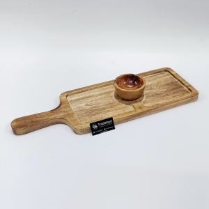 Longue planche de service en bois avec couvercle, poignée et bol à chutney par Tradebyd - Product Image 1