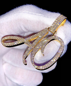 Pendentif Moissanite VVS en or jaune 10 carats personnalisé coupe ronde Bijoux de rappeur glacés avec lettre du logo Hip Hop pour hommes - Product Image 3