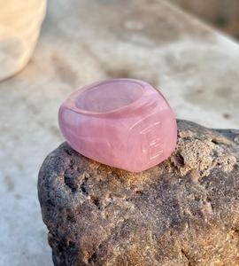 Bague en pierre précieuse de quartz rose naturel sculptée à la main Bague de déclaration de conception unique Bijoux en quartz rose - Product Image 1