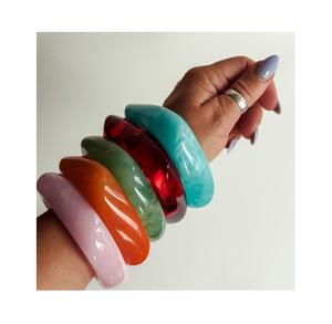 Brazaletes de Resina Elegantes y Lisos para Mujer, Resistentes al Agua, Colores Personalizados y Estilo Adorable - Joyería de Moda para Fiestas y Días Festivos - Product Image 2