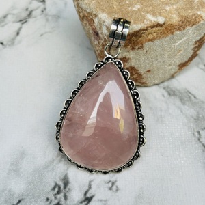 Collier avec pendentif en pierre de quartz rose bohème de haute qualité, tendance, cristal naturel, serti en argent plaqué laiton - Product Image 3