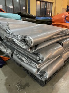 Lona de PE de alta calidad, 200GSM, color PLATEADO, alta durabilidad, resistencia industrial, impermeable, utilizada para camiones, carpas de camping - Product Image 2