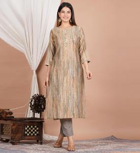 Ensemble Kurta droit en mousseline imprimé tie-dye multi-couleurs pour femmes avec travail de tubelight, col rond et manches 3/4, associé à un pantalon - Product Image 3