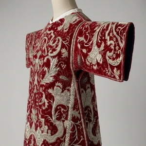 Vestimenta Litúrgica de Lujo en Terciopelo Rojo con Bordado a Mano en Hilo Plateado, Túnica para Sacerdote, Sotana para Clérigo - Product Image 2