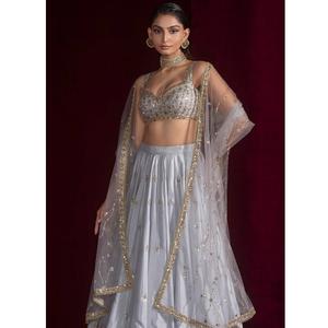 Lehenga Choli magnifiquement brodé avec dupatta, très demandé, pour les cérémonies traditionnelles de Puja, disponible à prix d'exportation - Product Image 1