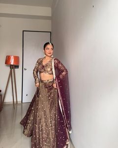 Lehengha detalles Tela Jimi Choo Hilo de trabajo con Sequnce Tamaño hasta 44 Interior - Product Image 5