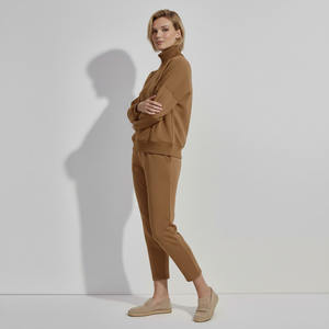 Conjunto de sudadera y Jogger de cuello alto personalizado para mujer - Product Image 6