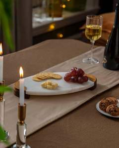 Plateau de service durable en marbre et bois avec base en bois massif, personnalisable pour une décoration et une présentation de style campagnard - Product Image 3