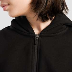Sudadera con Capucha de Tela Tejida Negra con Bolsillo Frontal - Product Image 5