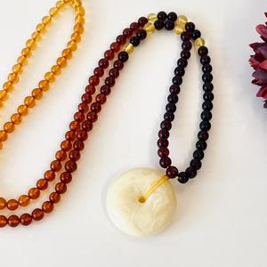 Collar de Ámbar Blanco Hecho a Mano con Colgante de Donut, con Cuentas de Ámbar Báltico Multicolor; Collar de Ámbar Hecho a Mano con Colgante de Donut Blanco - Product Image 1