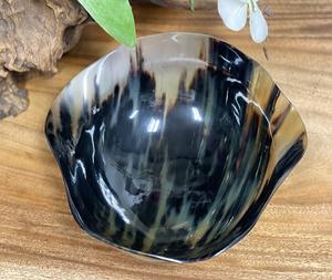 Bol en céramique naturelle incurvé pour servir des fruits secs, des collations, décoration d'intérieur, artisanal, moderne, élégant, pour la table, la cuisine, les fêtes - Product Image 4