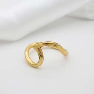 Bague en laiton minimaliste tendance, plaquée or 18 carats, motif vague géométrique, unisexe, pour mariage ou vente en gros - Product Image 6
