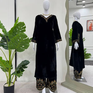 Conjunto de Top y Pantalón de Diseño para Fiesta con Bordado de Hilo y Lentejuelas - Product Image 1