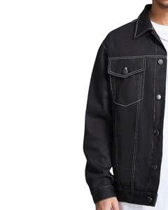 Veste en jean noire pour homme avec surpiqûres contrastées blanches, boutonnée, poches classiques, style streetwear décontracté - Product Image 3