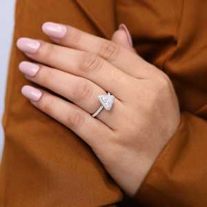 แหวนหมั้นเพชรทรงทริลเลียนคัท ผลิตในห้องปฏิบัติการ ประดับเพชรแบบพาเว่ วงแหวนเงินสเตอร์ลิง ตัวเลือกสีทอง ความใสระดับ VS1 แหวนเพชรดีไซน์หรู - Product Image 6