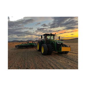 Tractores John Deere usados y nuevos embalados para su envío a revendedores de equipos - Product Image 4