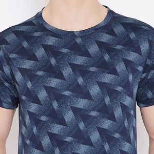Camiseta Deportiva Personalizada 100% Poliéster OEM Azul Marino con Estampado Geométrico Sublimado para Hombre - Product Image 4