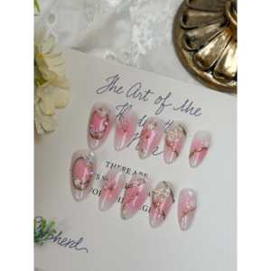 Autocollants pour ongles press-on Blushing Garden, élégants et inspirés du jardin - Product Image 1