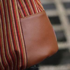 Grand fourre-tout à bandoulière artisanal de haute qualité avec tissu rayé multicolore traditionnel et accents en cuir marron de qualité supérieure - Product Image 3