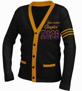 Cárdigan Personalizado con Bordado Universitario, Unisex, Negro, Acrílico, de Alta Calidad, con Ribete Dorado, Diseño Capítulo 2026, Cuello en V, Manga Larga - Product Image 1