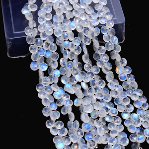 Perles facettées en forme de cœur de pierre de lune blanche AAA+ 6mm-8mm, pierre de lune arc-en-ciel à feu bleu, pierres semi-précieuses pour bijoux - Product Image 3