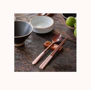 Diseño de moda Venta caliente Elegante Mango largo Rosa Lujo de madera real con palillo Juego de cubiertos elegante - Product Image 1