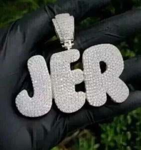 Colgante de moissanita real de corte redondo de 2,50 quilates chapado en oro blanco de 14 quilates con letra personalizada para fiestas - Product Image 1