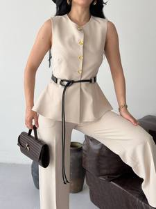 Ensemble tailleur élégant bleu marine sans manches pour femme avec boutons dorés et pantalon long à taille ceinturée – Collection Automne - Product Image 6
