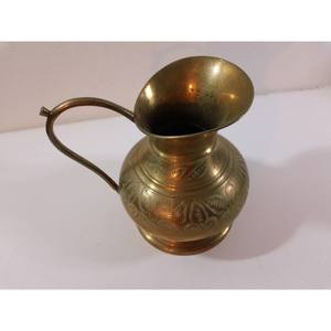 Pichet en laiton de haute qualité avec motif de fleur et de feuille gravé Pichet en laiton décoratif avec poignée - Product Image 5