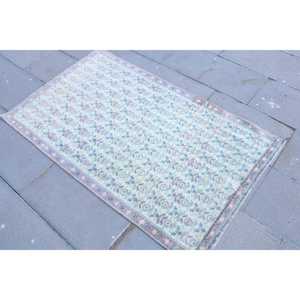 Alfombra Turca Vintage Pequeña de 2.8x4.7 pies, Alfombra con Diseño de Plantas y Árboles en Azul y Rosa - Product Image 2