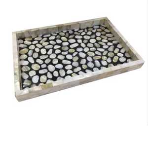 Plateau en nacre et incrustation d'os fait main Royal Fusion Articles de maison de luxe personnalisés pour la salle à manger, la cuisine et les cadeaux exclusifs - Product Image 2