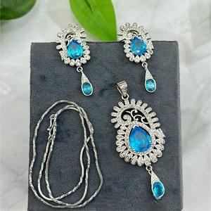 Ensemble de chaîne et de boucles d'oreilles avec pendentif en argent élégant de qualité supérieure avec pierres CZ pour les fêtes, collection pour femmes - Product Image 1