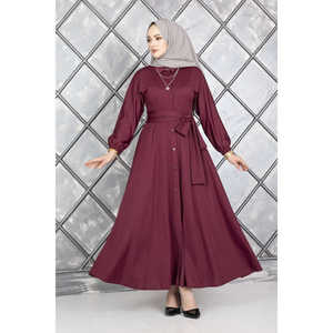 Vestido Hijab de Satén Borgoña con Cinturón Abotonado, Estilo Modesto y Estampado de Seda, Largo Completo y Cintura Natural - Product Image 5
