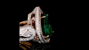 แหวนมรกตสีเขียวจาก Designer Lab ประดับเพชรทรงหยดน้ำและทรงกลมที่เพาะเลี้ยงในห้องปฏิบัติการ |   เครื่องประดับงานแต่งงานและงานปาร์ตี้ - Product Image 6