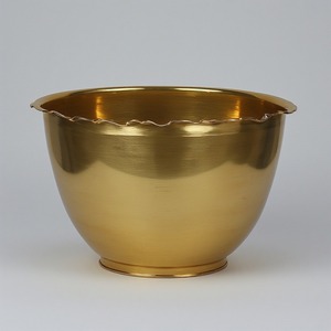 Hosepot rustique en laiton antique finition or parfaitement conçu pour un style de jardin saisonnier élégant et des affichages de décoration intérieure - Product Image 1