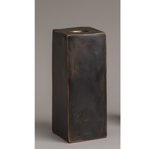 Une pièce unique et naturelle avec des morceaux de bois flotté suspendus dans une résine transparente, lui donnant un aspect calme et inspiré de l'océan. - Product Image 1