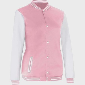 เสื้อแจ็คเก็ตวาร์ซิตี้สีชมพูอ่อนและสีขาว – สไตล์ลำลองแบบนักศึกษา ตัวเสื้อสีชมพูพาสเทล แขนเสื้อสีขาว - Product Image 1
